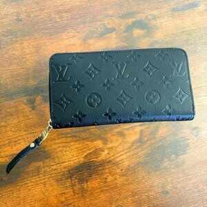 *Authentic* Louis Vuitton Black Monogram Leather Zippy Wallet (Used)